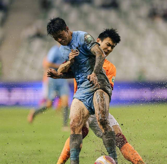 足球赛场比分悬念，球员拼尽全力